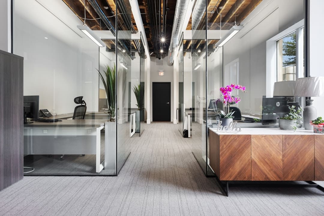 a-room-with-a-desk-and-chairs-yuewruccqr4